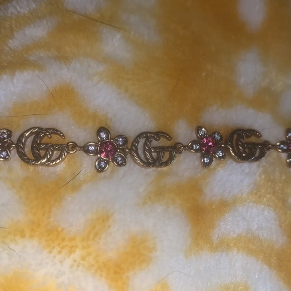 Gucci Antique gold tone bracelet with flowers comes with dust bag - Picture 6 of 12